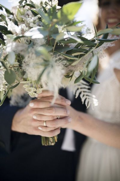 Hände mit Brautstrauß